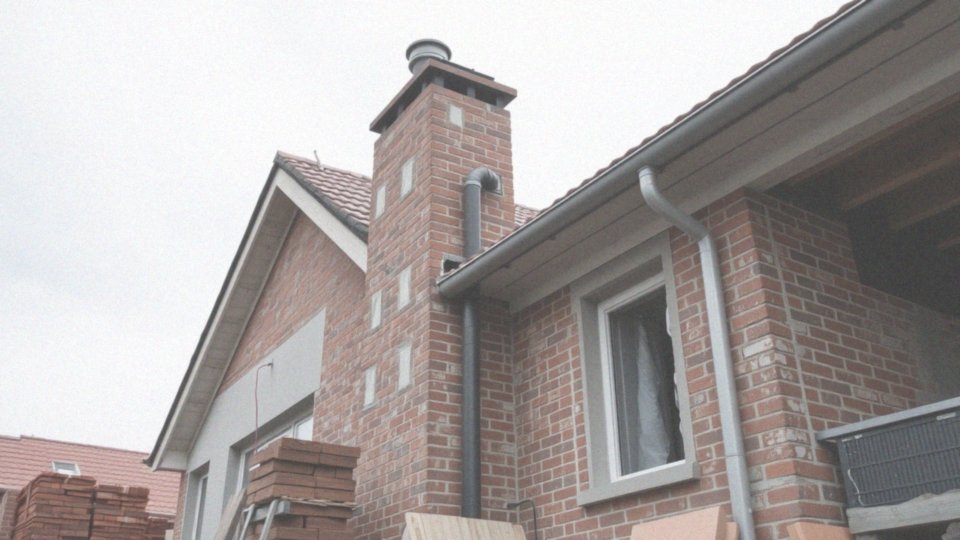 Jakie regulacje prawne dotyczą instalacji kominków i systemów DGP?